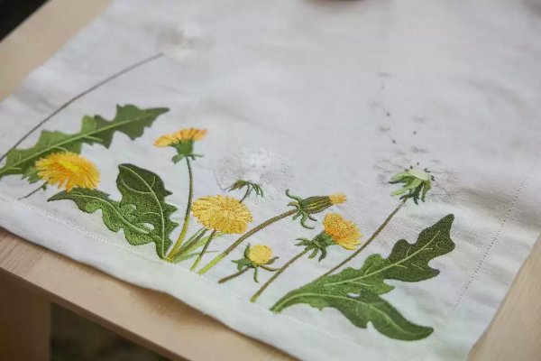 Table Runner with Dandelion Embroidery Designs
