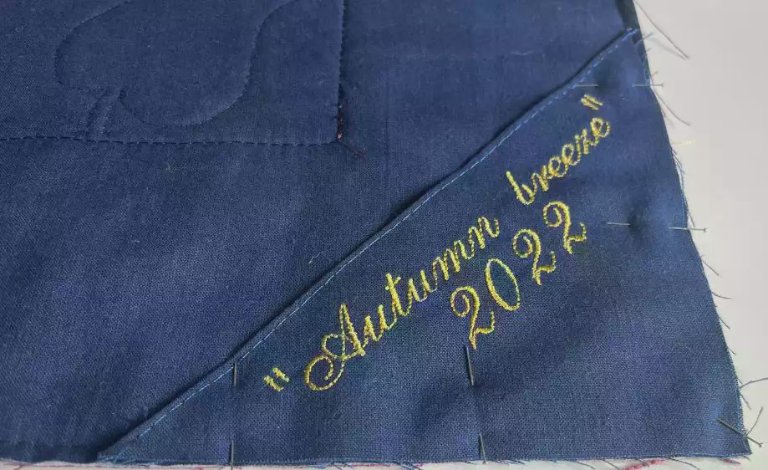 Hanging Sleeve Corners with Embroidered Quilt Label