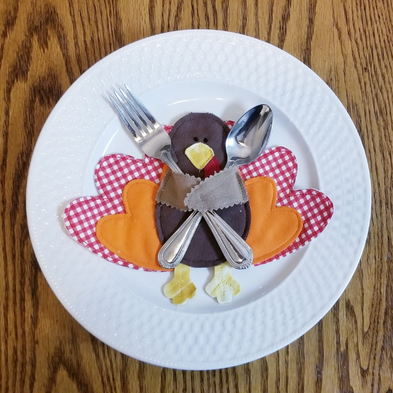 DIY Turkey Silverware Holders for a Festive Thanksgiving Table