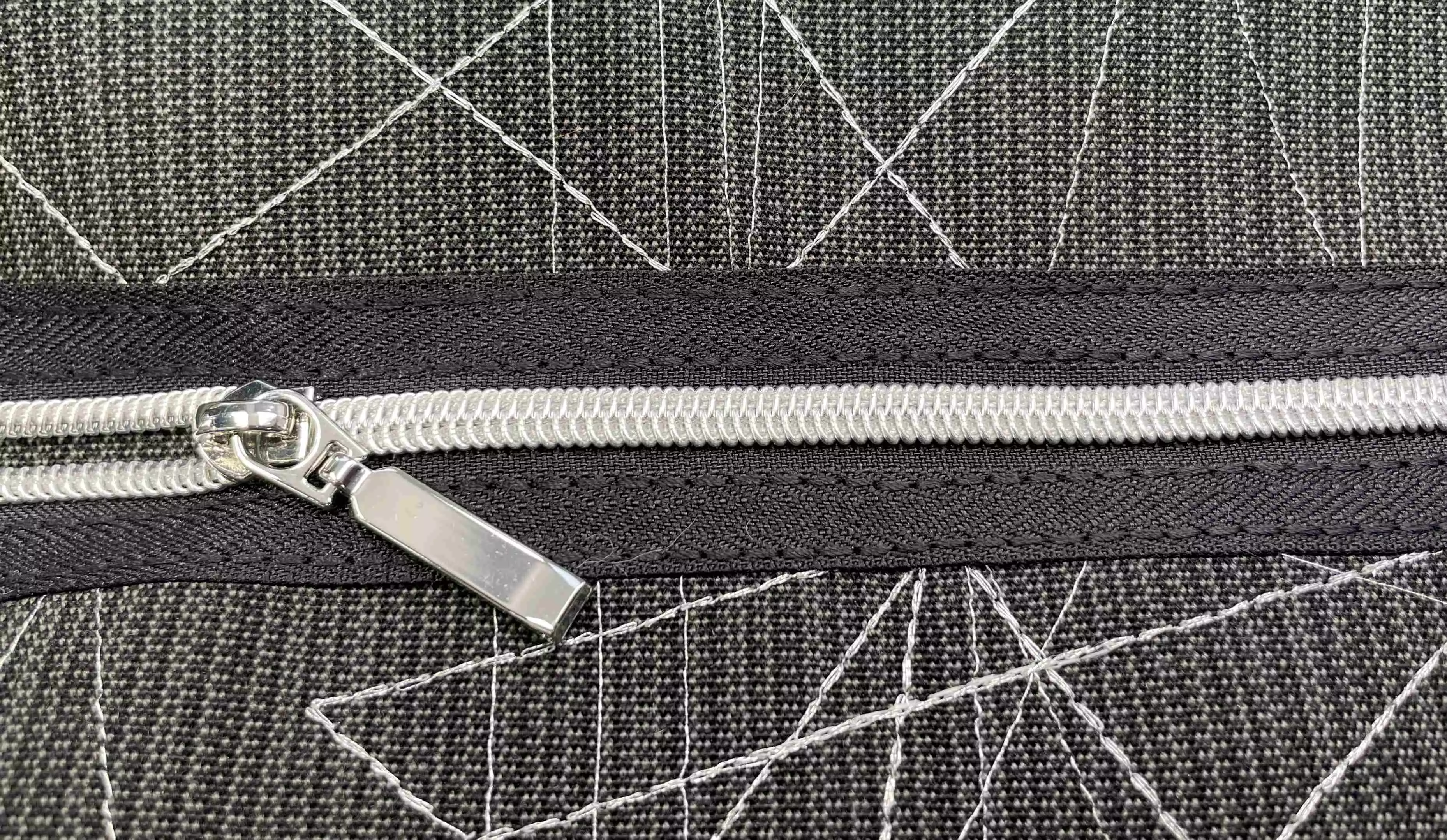 Simple-zippered-pouch-alt2-step4-zipper-stitched.jpg
